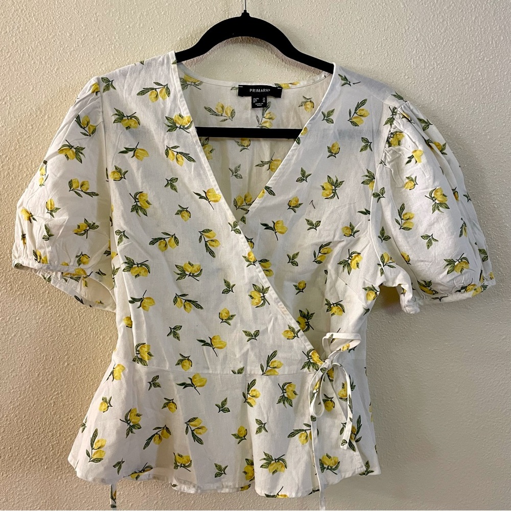 NWOT wrap v neck top linen blend with lemons Womens size 10